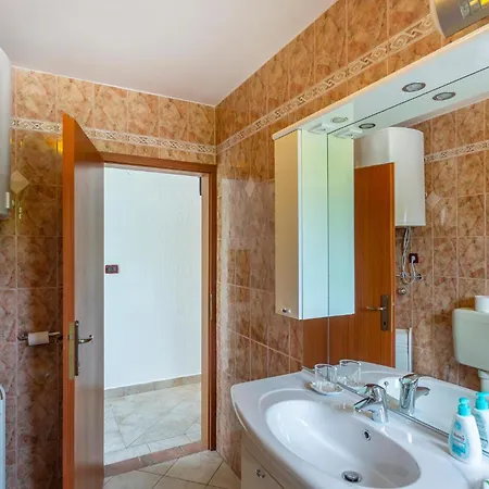 Amazing Home In Malinska مالينسكا
